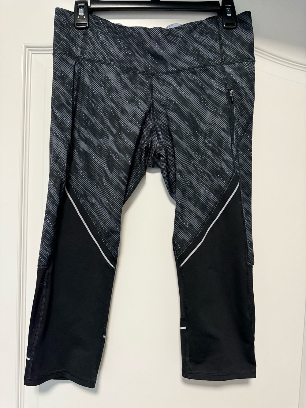 Champion C9 Women’s L Black Gray Printed Capri Running Leggings Zip Pocket